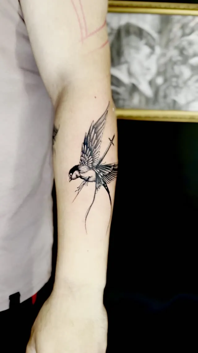 Golondrina en línea fina en el antebrazo — tatuaje terminado — Clandestine Art Studio Marmolejo