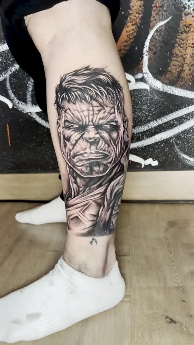 Retrato de Hulk en la pierna — tatuaje terminado — Clandestine Art Studio Marmolejo