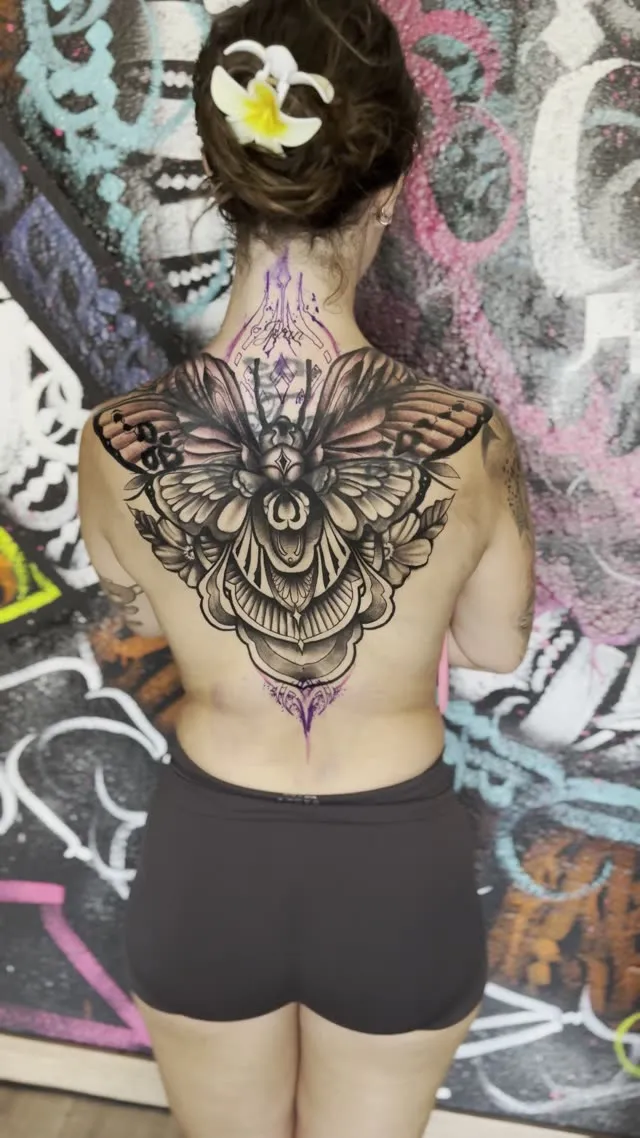 Polilla ornamental a color en la espalda — tatuaje terminado — Clandestine Art Studio Marmolejo