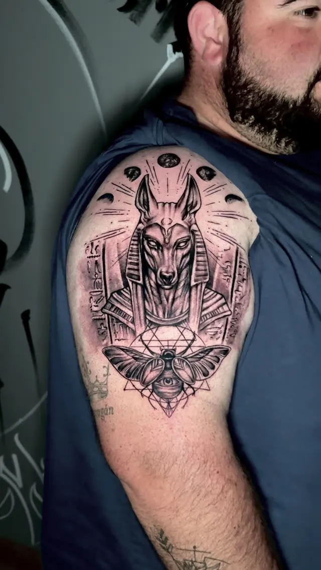 Anubis egipcio en el hombro — tatuaje terminado — Clandestine Art Studio Marmolejo