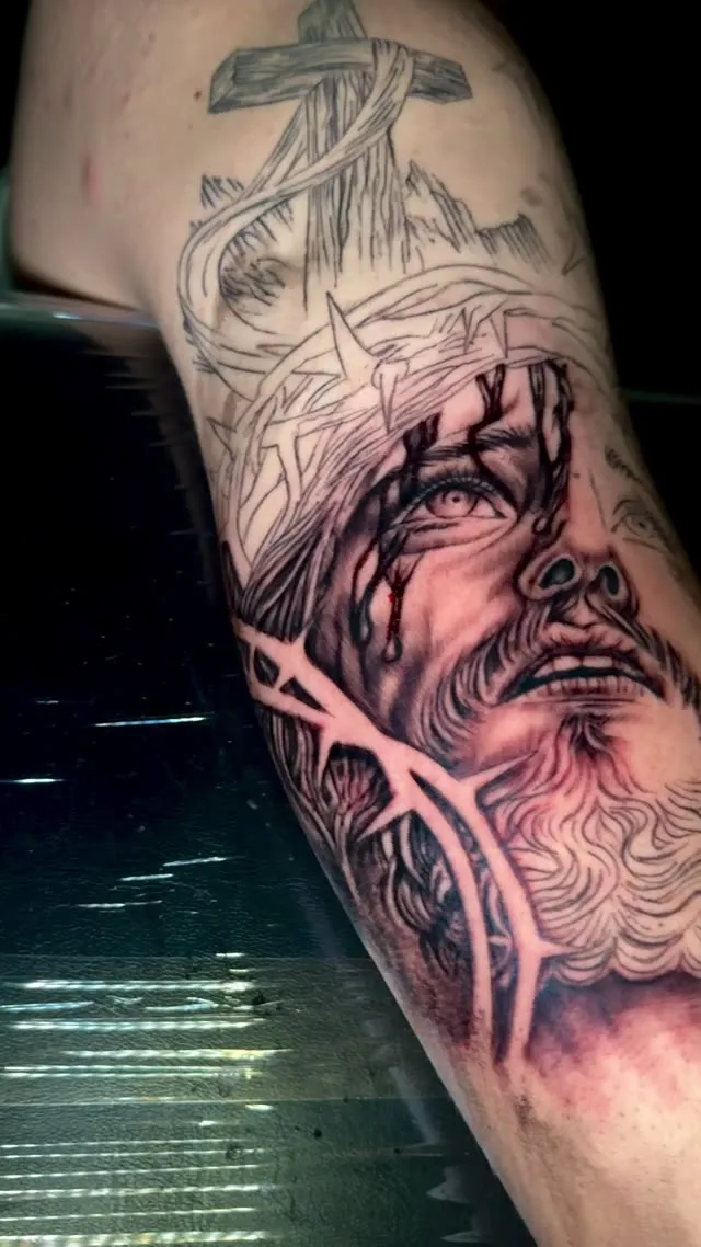 Cristo con corona de espinas en el antebrazo — tatuaje terminado — Clandestine Art Studio Marmolejo
