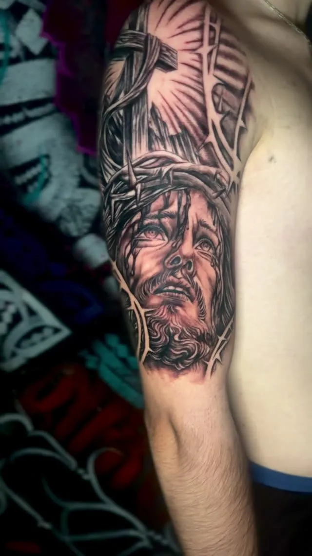 Cristo con corona de espinas en manga — tatuaje terminado — Clandestine Art Studio Marmolejo