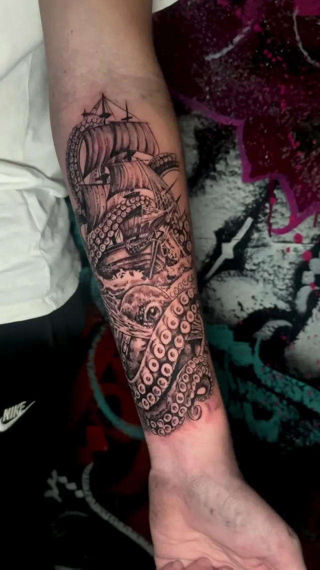 Barco y kraken en el antebrazo — tatuaje terminado — Clandestine Art Studio Marmolejo