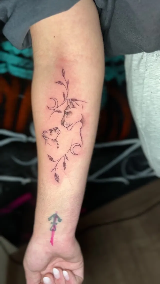 Familia de lobos en línea fina en el antebrazo — tatuaje terminado — Clandestine Art Studio Marmolejo
