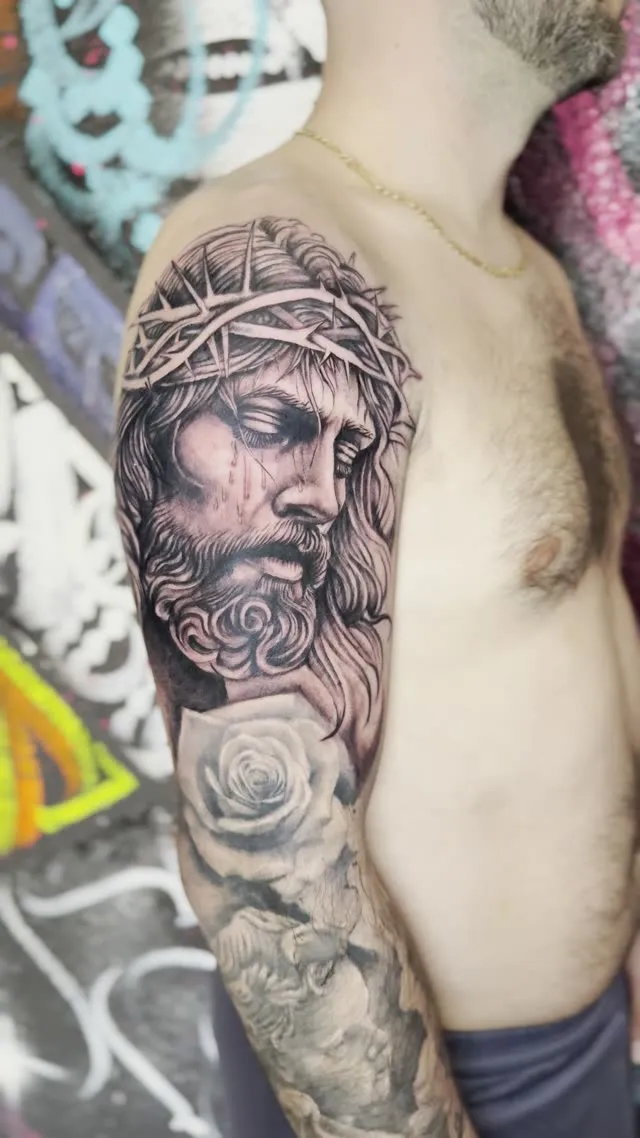 Cristo con rosa en el hombro — tatuaje terminado — Clandestine Art Studio Marmolejo