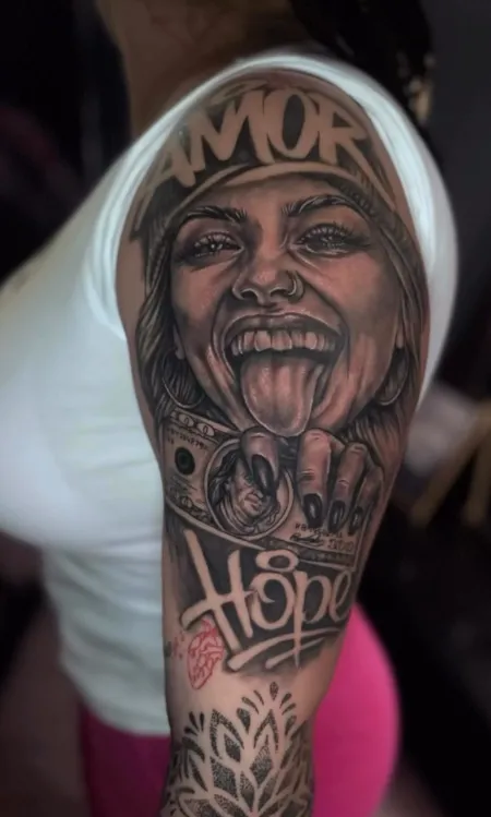 Tatuaje de realismo — corazón y rosas