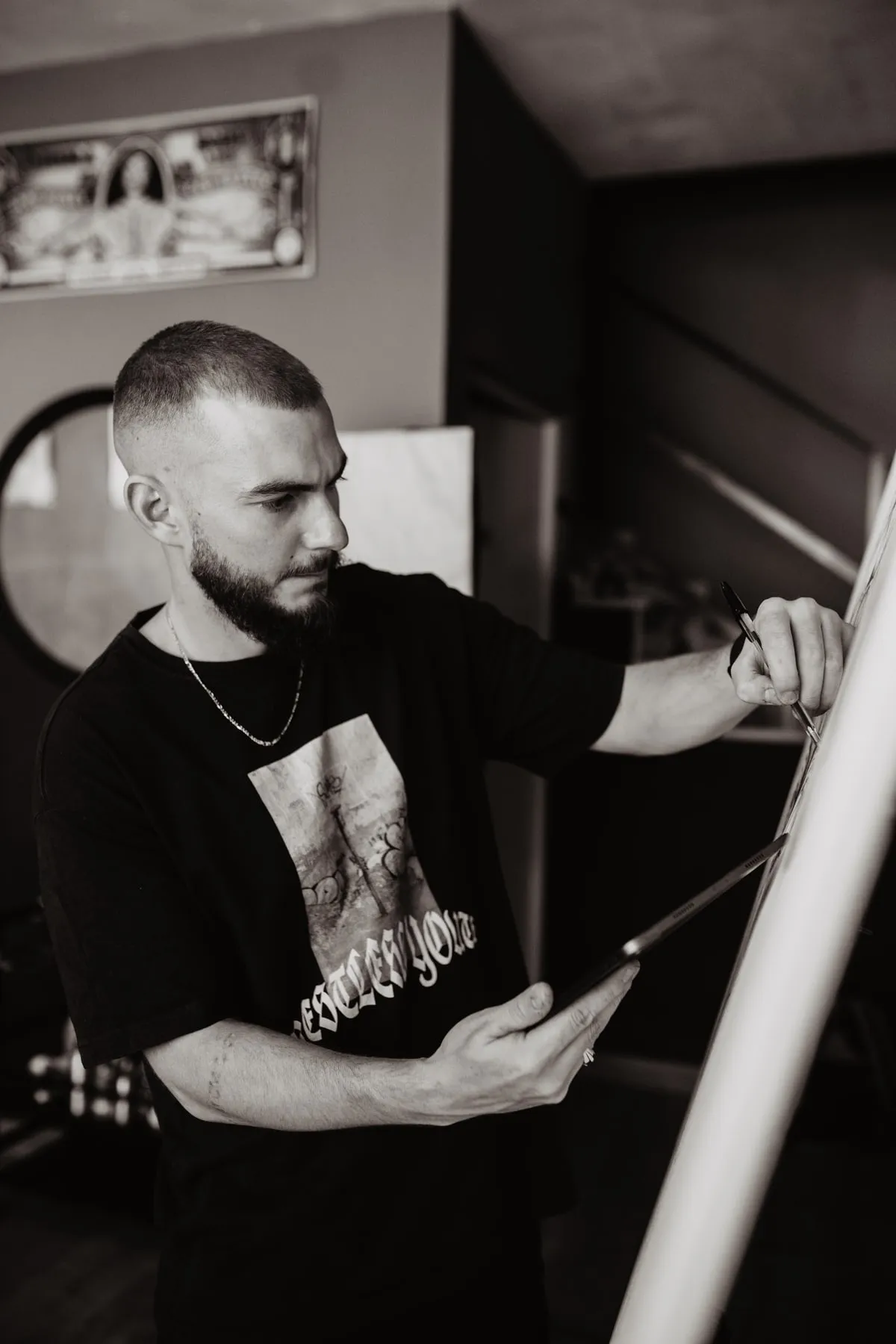 Manuel diseñando en tableta gráfica