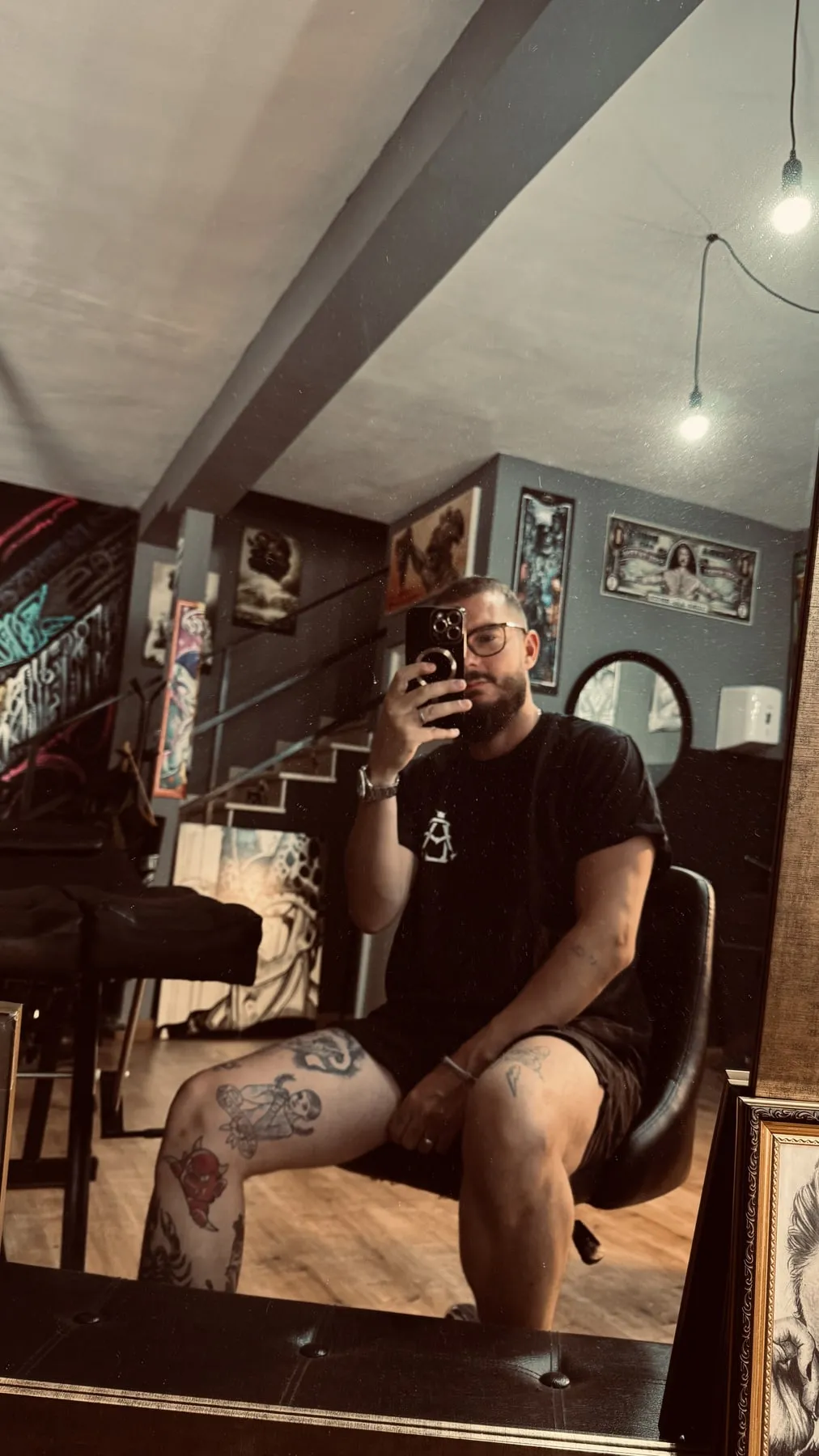 Manuel en el estudio junto a un cuadro