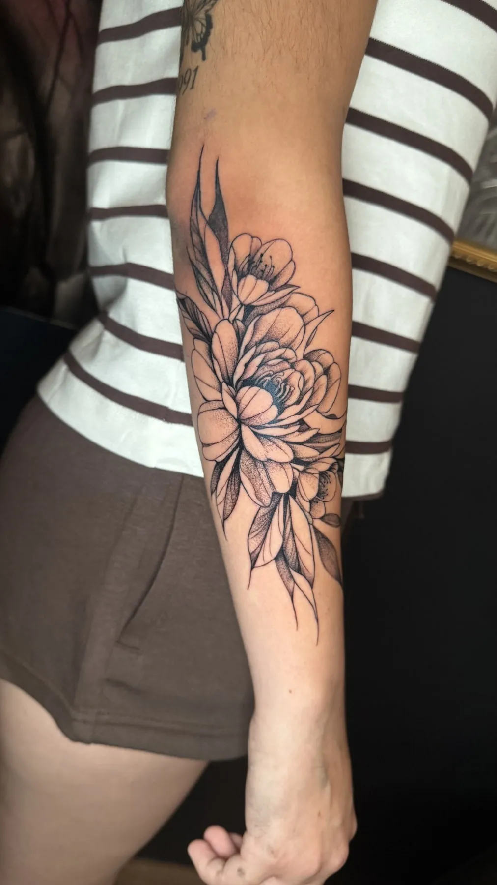 Peonía en el antebrazo — Clandestine Art Studio Marmolejo